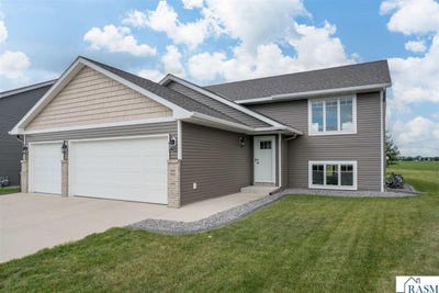 /international/us/109-cypress-court-mankato-mn-110108873050/