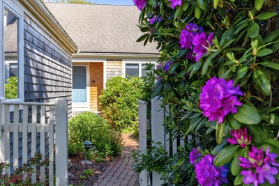 /international/us/40-kates-path-yarmouth-port-ma-110108480446/