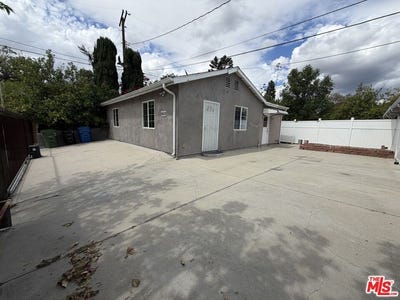 /international/us/18601-hiawatha-st-porter-ranch-ca-110107244251/