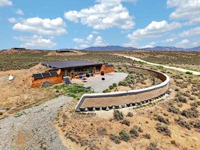 /international/us/76-earthship-way-tres-piedras-nm-110108579085/