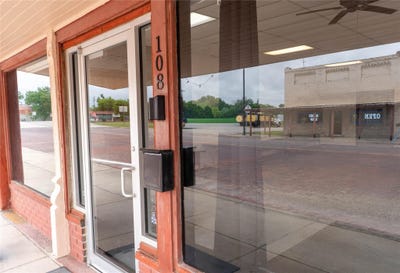 /international/us/108-e-clark-st-bartlett-tx-110107334080/
