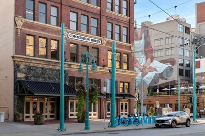 /international/us/400-n-broadway-milwaukee-wi-110105257695/