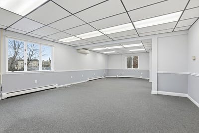 /international/us/105-haverhill-st-methuen-ma-110106350856/