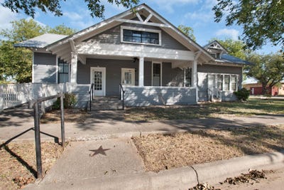 /international/us/107-w-5th-st-lampasas-tx-110105522164/