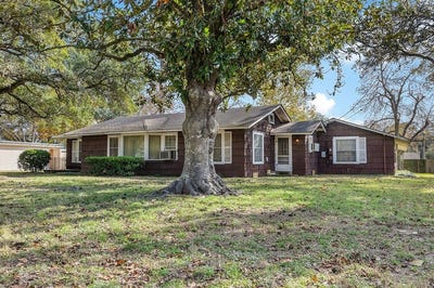 /international/us/323-harbert-street-columbus-tx-110104296431/