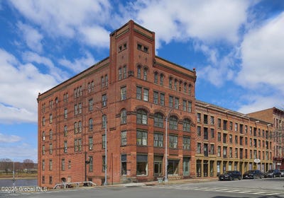 /international/us/155-river-street-troy-ny-110108099398/