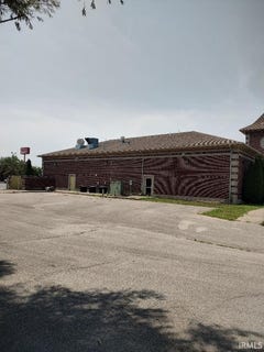 /international/us/2807-hotel-drive-huntington-in-110088209298/