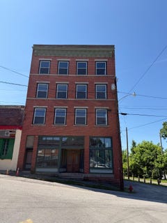 /international/us/8-columbia-street-west-union-wv-110108443578/