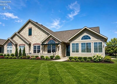 /international/us/2695-canterbury-circle-port-clinton-oh-110108691252/