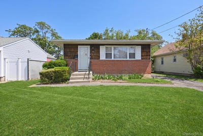 /international/us/117-woodside-avenue-freeport-ny-110107696263/
