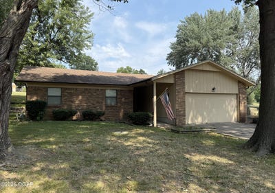 /international/us/646-oak-baxter-springs-ks-110120497252/
