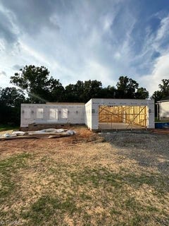 /international/us/129-legacy-lane-eden-nc-110100375357/