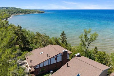 /international/us/1200-charlevoix-1-petoskey-mi-110108349483/