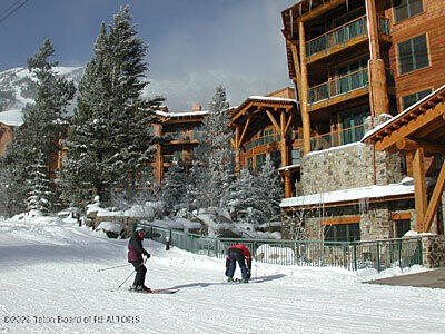 /international/us/3340-w-cody-lane-teton-village-wy-110104923517/