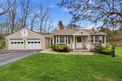 /international/us/14-gay-road-brookfield-ma-110107802922/