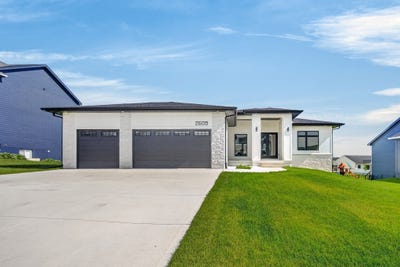 /international/us/2605-blooming-heights-drive-norwalk-ia-110108491874/