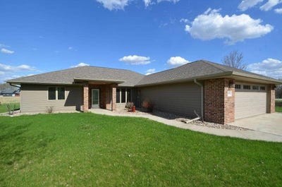 /international/us/404-country-club-lane-spencer-ia-110104612797/