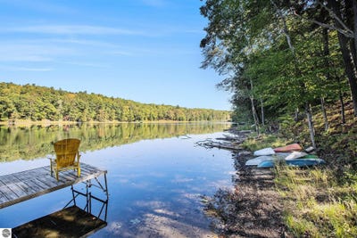 /international/us/16602-acorn-ridge-trail-beulah-mi-110102688648/