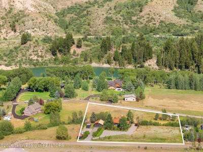 /international/us/8855-riverfront-drive-jackson-wy-110107395692/