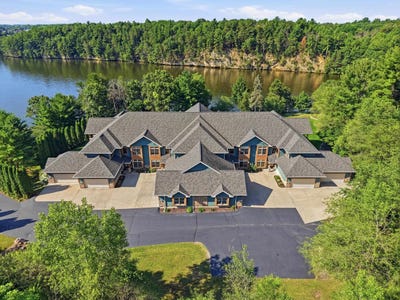 /international/us/40-illinois-avenue-wisconsin-dells-wi-110109438015/