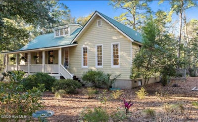 /international/us/679-carolina-bay-court-southport-nc-110103295071/