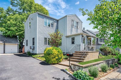 /international/us/211-saint-marks-place-east-meadow-ny-110108178237/