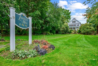/international/us/77-main-street-yarmouth-port-ma-110120152001/