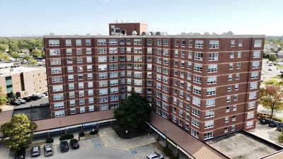 /international/us/8975-w-golf-road-niles-il-110097663639/
