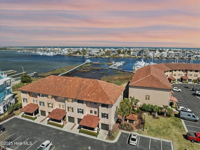 /international/us/103-spencer-farlow-drive-carolina-beach-nc-110098383729/