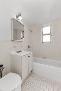 /international/us/65-05-yellowstone-blvd-queens-ny-110106525683/