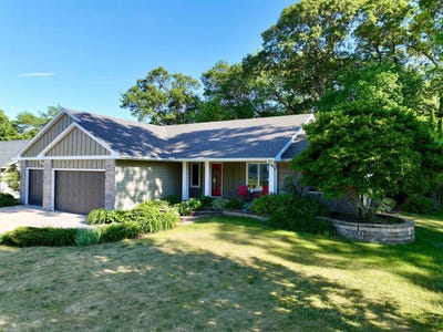 /international/us/2716-twelve-oaks-drive-milton-wi-110108816486/
