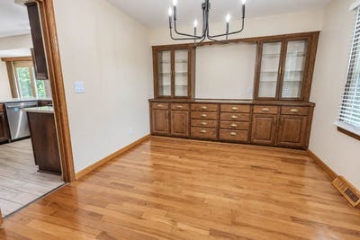 /international/us/6634-riverdale-ln-greendale-wi-110120511579/
