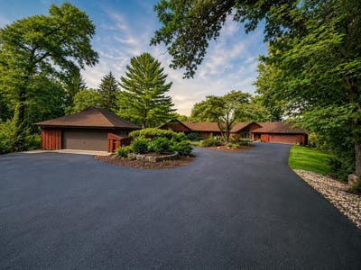 /international/us/7328-kinnikinnick-drive-roscoe-il-110119413333/