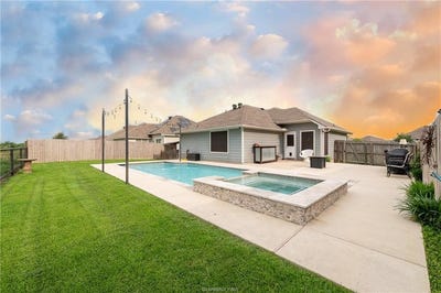 /international/us/817-mockingbird-street-navasota-tx-110101466125/?lang=en