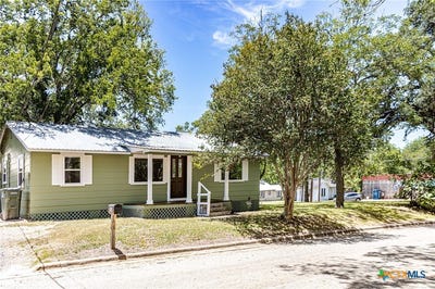 /international/us/200-bowie-street-hallettsville-tx-110101401675/