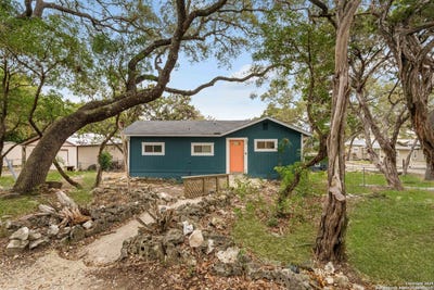 /international/us/143-park-dr-pipe-creek-tx-110109668861/