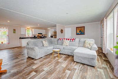 /international/us/119-rosewood-drive-farmington-me-110108169131/