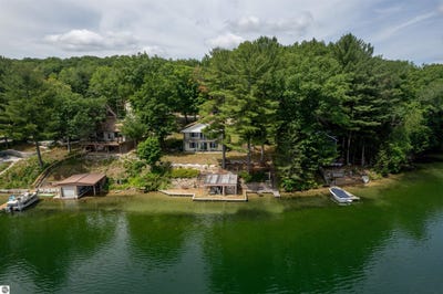 /international/us/1877-pinehurst-trail-traverse-city-mi-110109807426/
