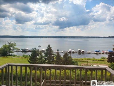 /international/us/16-cayuga-drive-chautauqua-ny-110101331787/