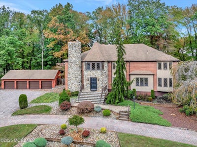 /international/us/17-emerald-drive-morganville-nj-110107711637/