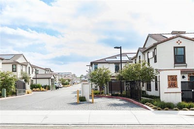 /international/us/16179-lumia-way-fontana-ca-110110219129/