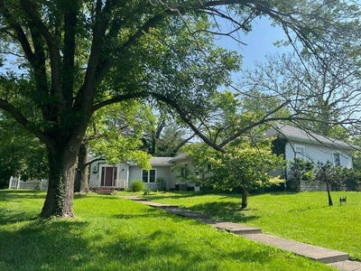 /international/us/1140-e-main-st-carlinville-il-110100060832/