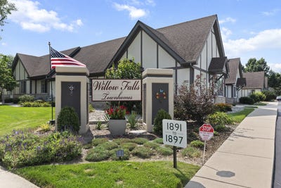 /international/us/1891-willow-circle-drive-crest-hill-il-110101488895/