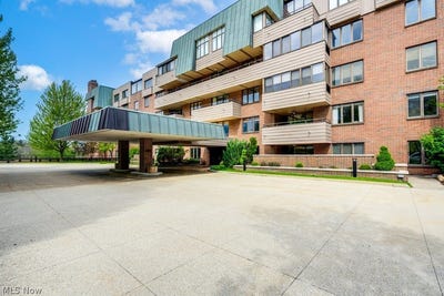 /international/us/5200-three-village-drive-lyndhurst-oh-110107616429/