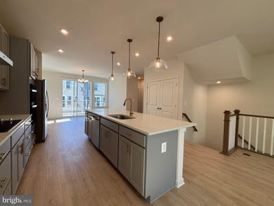 /international/us/18024-alicia-avenue-dumfries-va-110108218385/