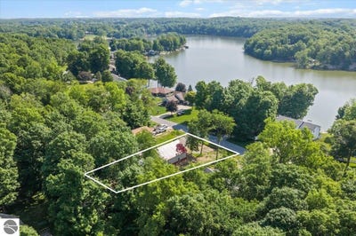 /international/us/10234-lakeside-drive-perrinton-mi-110108741819/
