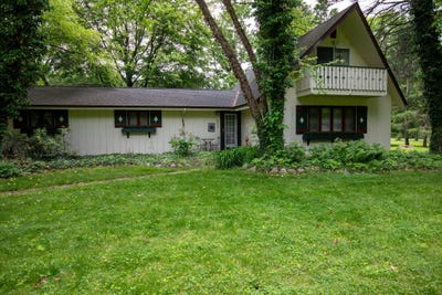 /international/us/8454-stickles-road-three-oaks-mi-110100380856/