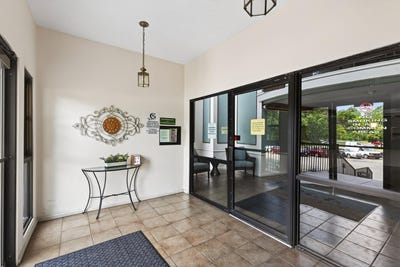 /international/us/10501-cedar-lake-road-minnetonka-mn-110108693372/