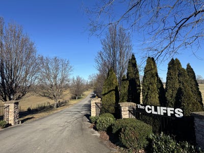 /international/us/425-cliffside-drive-russell-springs-ky-110110269228/