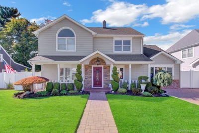 /international/us/12-crabtree-lane-levittown-ny-110120129782/